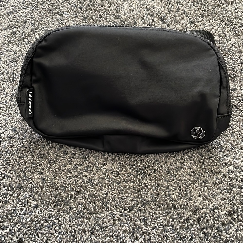 Lululemon Everywhere Belt Bag - Black - NWT